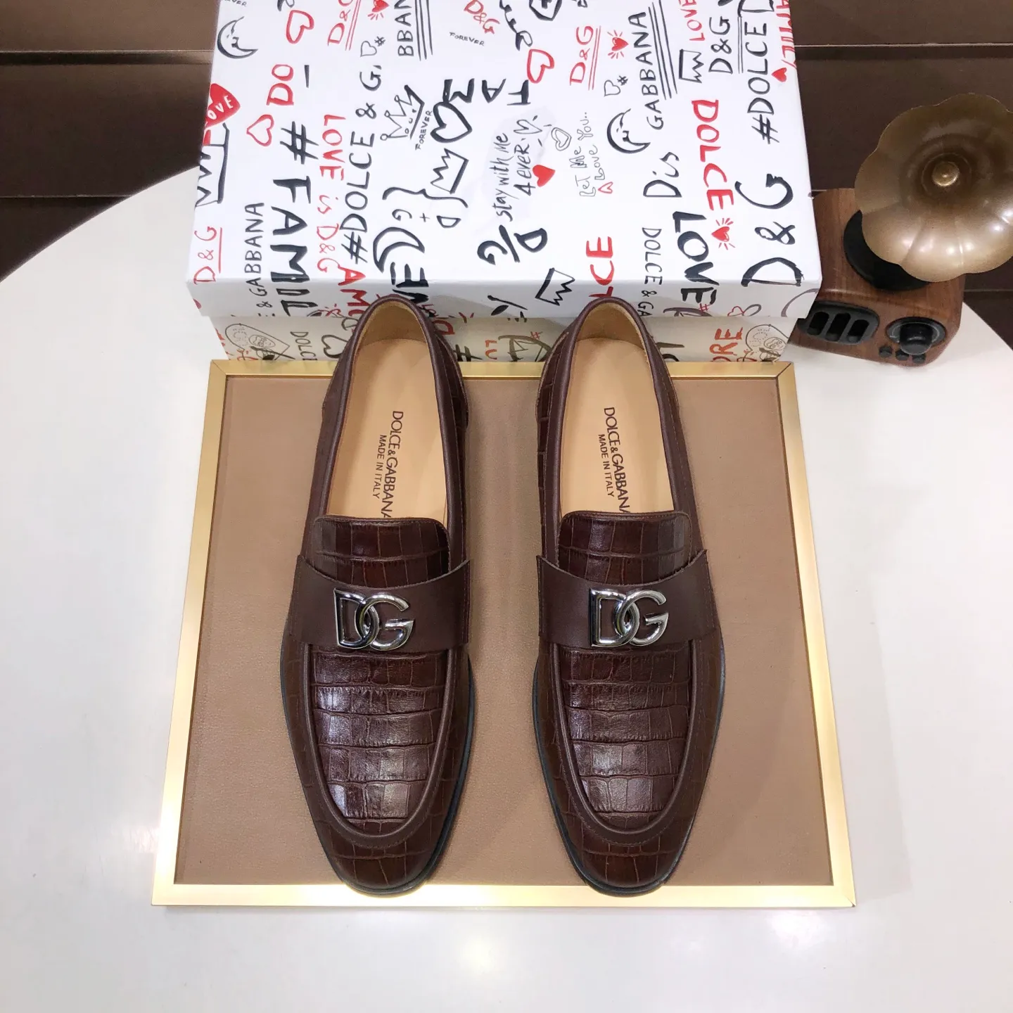 Ex-factory price 500💰DG top quality🔍🔍men's new leather shoes🚹Sold simultaneously at counters⚠Shoe uppers are imported cowhide from Italy, fully imported cowhide lining, imported accessories💪💪, completely 1⃣️ to 1⃣️replica🇮🇹 💪💪, ⚠Sole: The original sole is specially provided by the original factory, the exclusive movable molded sole is super comfortable, ⚠The original factory follows the order, 🔍🔍high quality, you can enter and exit the counter at will, welcome to compare ⚠Number of sizes: 38-44 (45 customized)